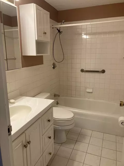 Bath - 2 Summit Dr #36, Reading, MA 01867 photo 1 of 2