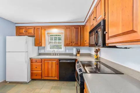 235 Emerson St, Springfield, MA 01118 photo 3