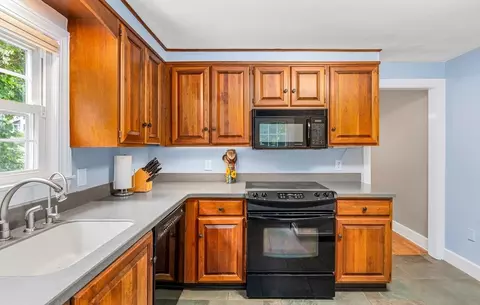 235 Emerson St, Springfield, MA 01118 photo 4