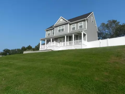 32 Overlook Dr, Danvers, MA 01923 photo 2