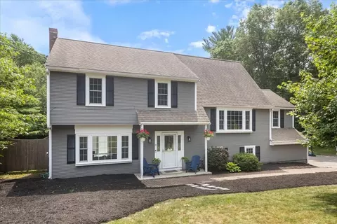 14 Bow St, Carver, MA 02330