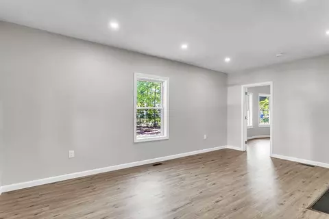 105 E Alvord St, Springfield, MA 01108 photo 4