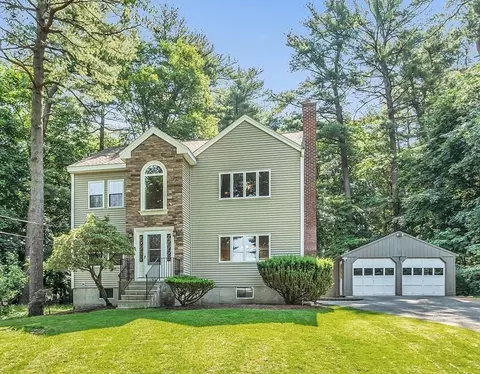 54 Ledge Rd, Lynnfield, MA 01940