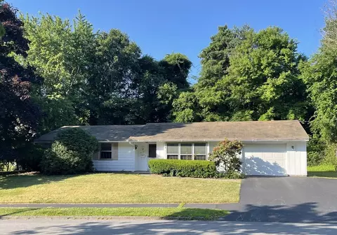 14 Waldens Hill Dr, Peabody, MA 01960