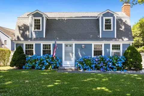 8 Eldona Ave, Falmouth, MA 02540