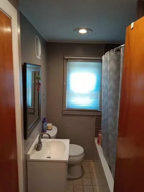 Bath - 156 Slater Ave, Springfield, MA 01119 photo 1 of 3