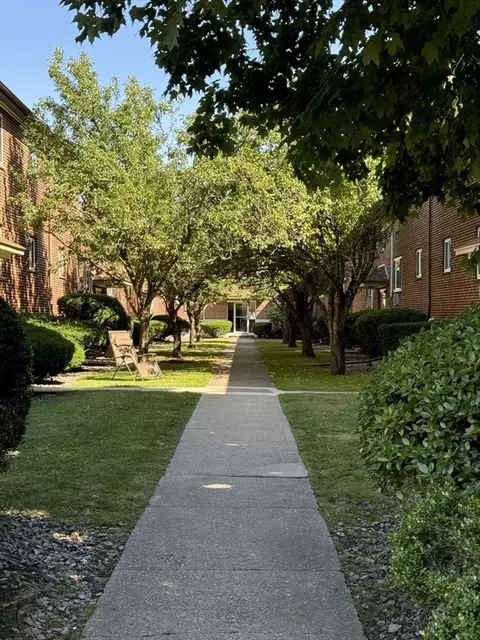 58 Bryon Rd #4, Boston College, MA 02467