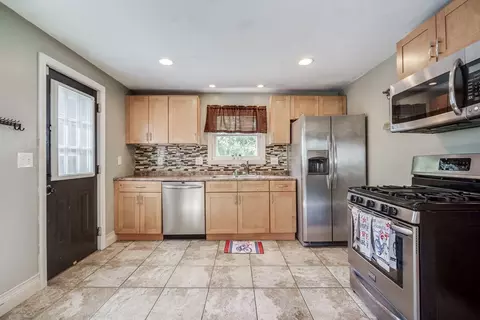 24 Thornton St, Springfield, MA 01104 photo 4