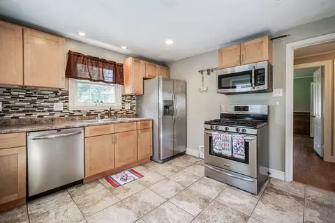 24 Thornton St, Springfield, MA 01104 photo 6