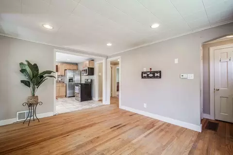 24 Thornton St, Springfield, MA 01104 photo 9
