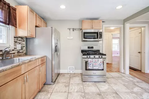 24 Thornton St, Springfield, MA 01104 photo 5
