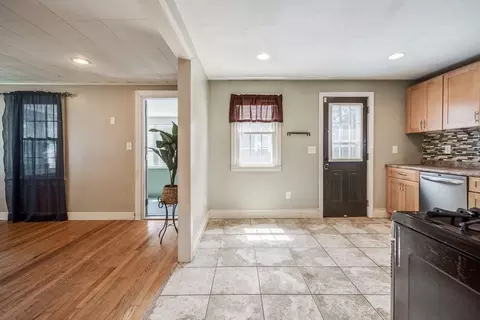 24 Thornton St, Springfield, MA 01104 photo 8
