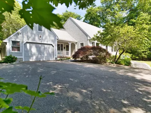 35 Slades Farm Ln, Dartmouth, MA 02748