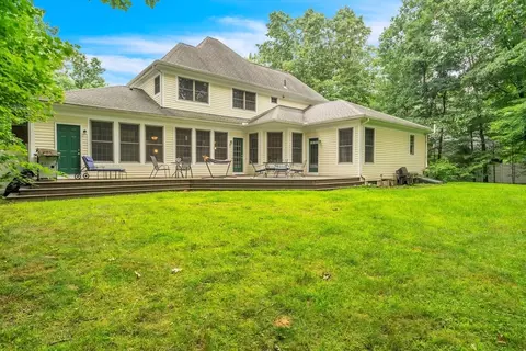103 Larkspur Dr, Amherst, MA 01002