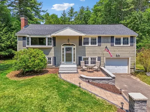 2 Lafayette Ln, Norfolk, MA 02056
