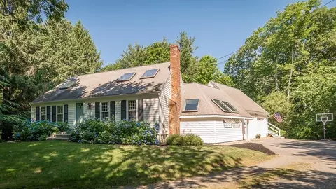 44 Walnut Rd, Hamilton, MA 01982