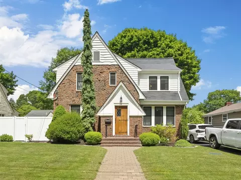 9 Lynnbrook Rd, Lynnfield, MA 01940