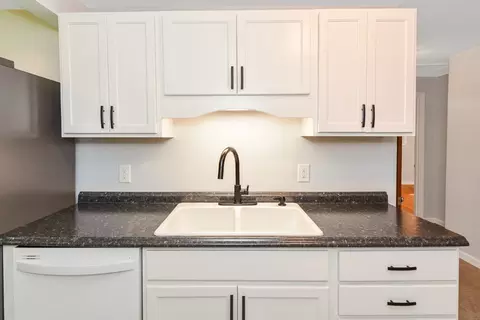Kitchen - 39 Beechmont St, Worcester, MA 01609 photo 5 of 6