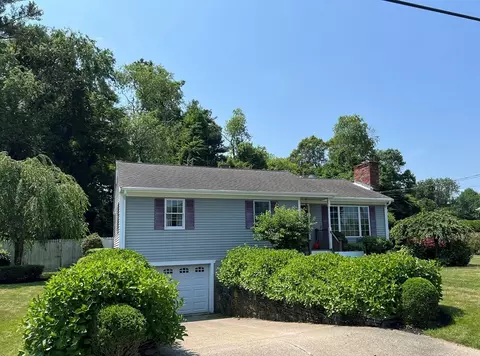 27 Frank St, Acushnet, MA 02743