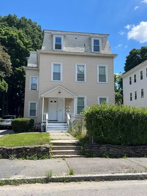 17 Freeland St, Worcester, MA 01603