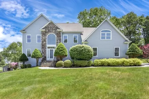 18 Hayden Ln, Franklin, MA 02038