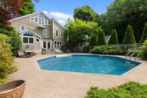 11 Bartlett Pl, Amesbury, MA 01913