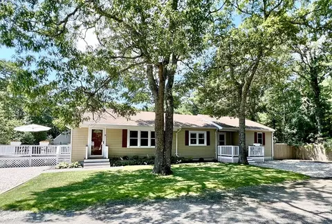 4 Sonnys Dr, Wareham, MA 02571