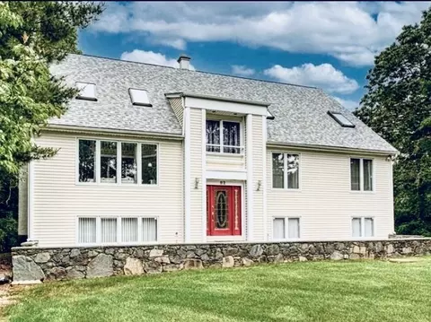 82 N Main St, Freetown, MA 02702