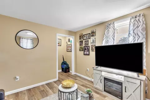 Entry Way - 115 Ranney St, Springfield, MA 01108 photo 2 of 7