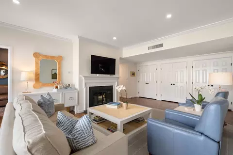 75 Grove St #429, Wellesley, MA 02482