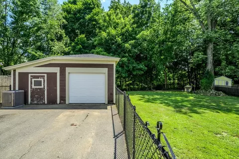 82 Ferry St, Easthampton, MA 01027 photo 4
