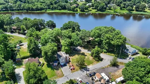 16 N Hillside St, Freetown, MA 02702