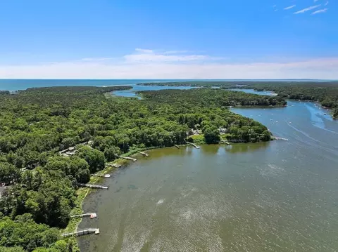 562 Poponessett Rd, Barnstable, MA 02635
