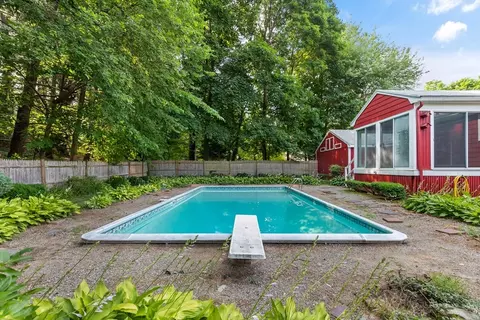 Exterior - 409 Pearl St, Reading, MA 01867 photo 4 of 7