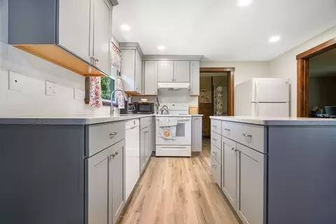 472 Main St, Acushnet, MA 02743 photo 4