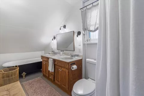Bath - 44 Arnold St, Methuen, MA 01844 photo 2 of 3