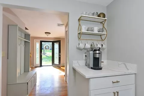 Entry Way - 1 Chapin Ct, Mendon, MA 01756 photo 2 of 2