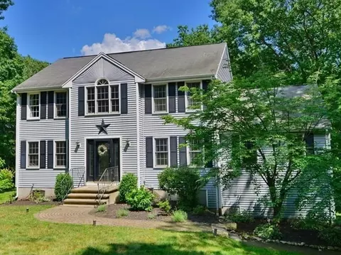 1 Chapin Ct, Mendon, MA 01756