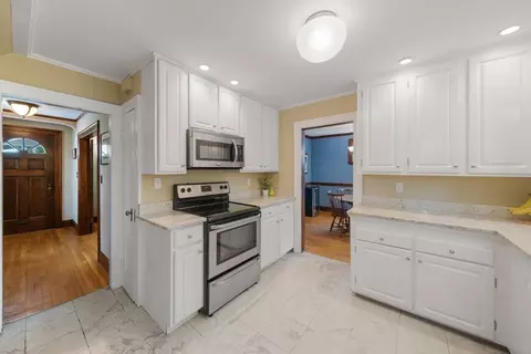 Entry Way - 10 Parkview Rd, Reading, MA 01867 photo 2 of 2