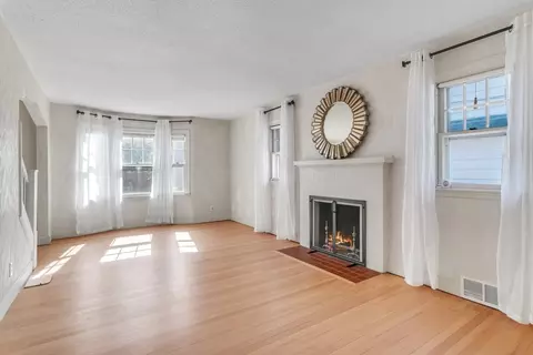 92 Wayne St, Springfield, MA 01118 photo 5