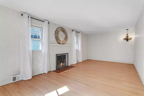 92 Wayne St, Springfield, MA 01118 photo 4
