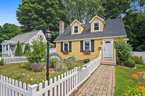 13 Curtis Rd, Woburn, MA 01801