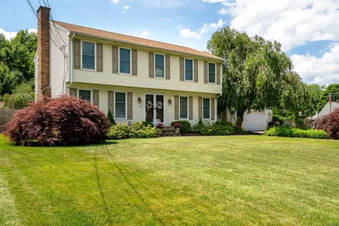 27 W Glen Dr, Westfield, MA 01085