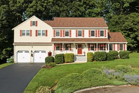 10 Fuller Farm Ln, Woburn, MA 01801