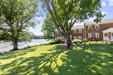 50 Lake St #I, Winchester, MA 01890
