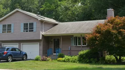 470 School St, Agawam, MA 01001