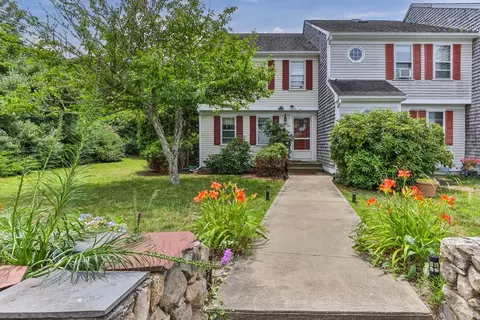 29 Woodview Dr #A, Falmouth, MA 02540