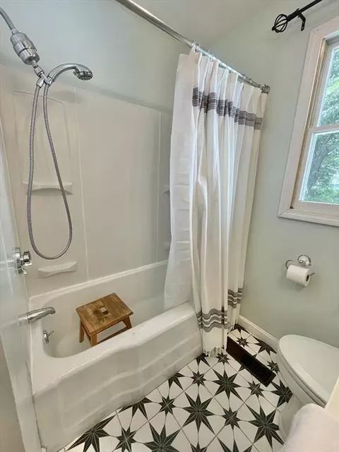 Bath - 32 Powell St, Northampton, MA 01062 photo 1 of 3