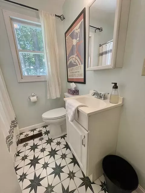 Bath - 32 Powell St, Northampton, MA 01062 photo 2 of 3
