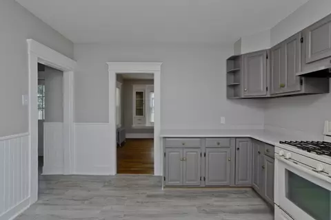 Entry Way - 39 E Alvord St, Springfield, MA 01108 photo 3 of 4